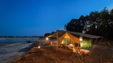 Luangwa Bush Camping, Zambie © Robin Pope