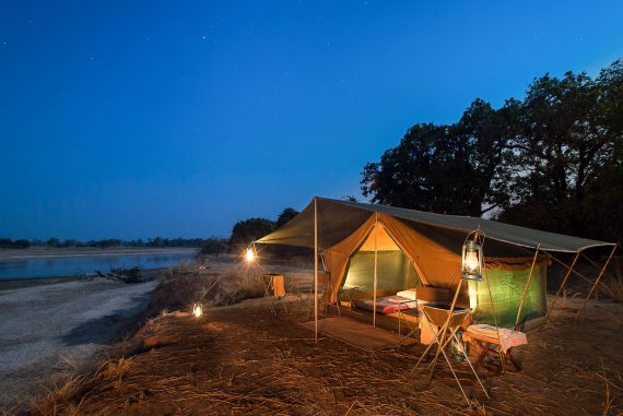Luangwa Bush Camping, Zambie © Robin Pope