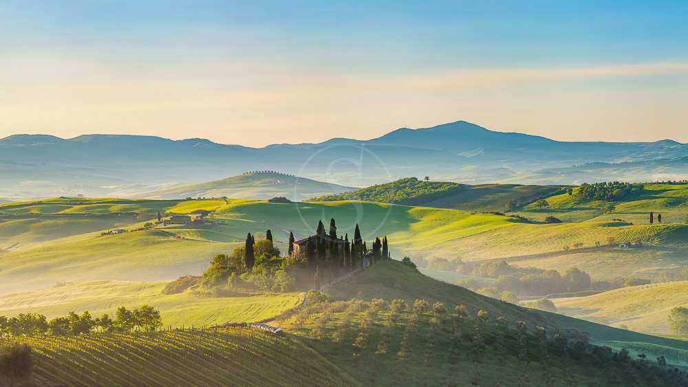Tuscan landscape, Italy © Shutterstock