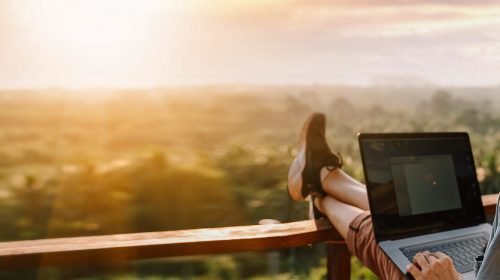 Travailler en voyage, mon bureau avec vue © Shutterstock