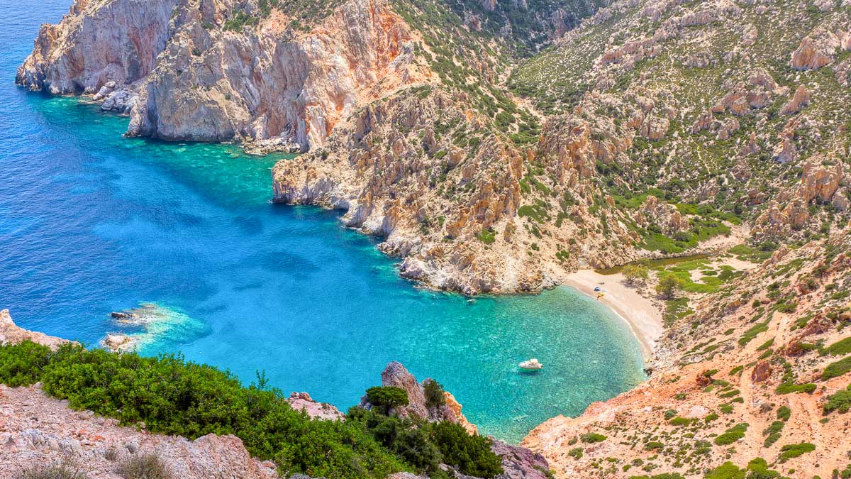 Baie De Faros, Île De Polyaigos Island, Grèce © IStock